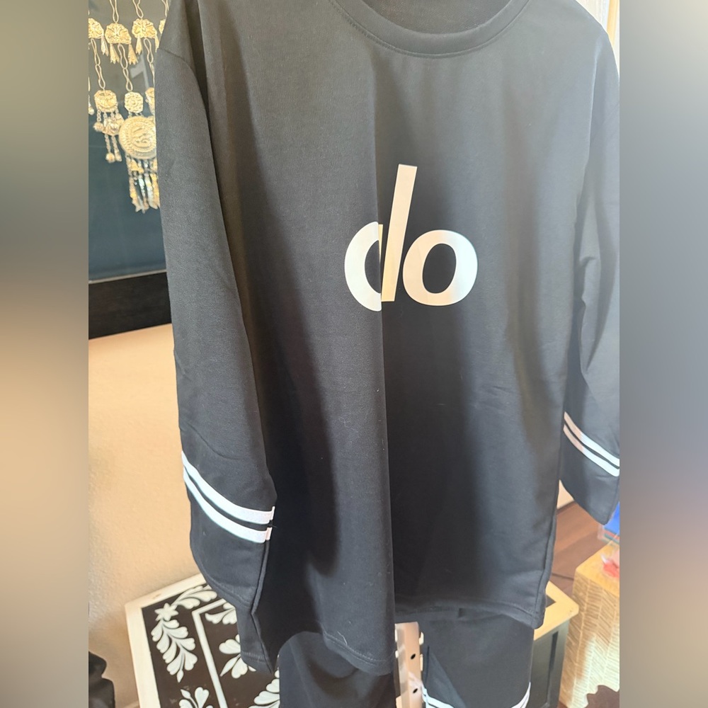 ALO Yoga Black and White Set - Picture 7 of 7